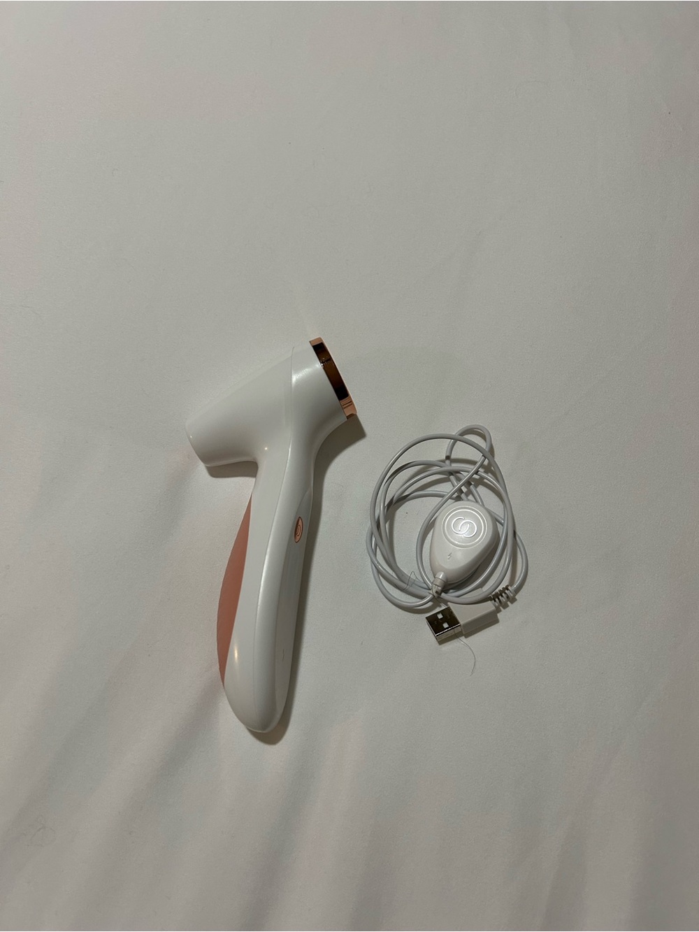 LUMI - Handheld Facial Device in White & Rose Gold